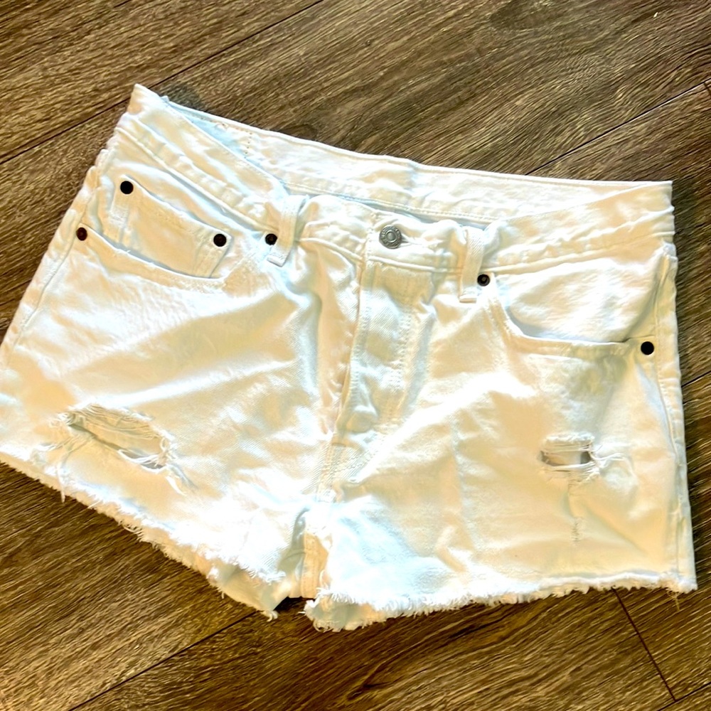 Levi relaxed jean shorts size 30 button closure 💓
